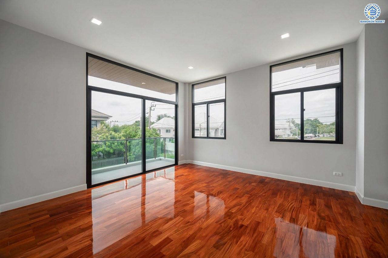 คฤหาสน์สุดหรู ดีไซน์สุด Luxury ติดถนนบรมราชชนนี โครงการ เดอะแกรนด์ ปิ่นเกล้า หลังมุม บนเนื้อที่ถึง 111.6 ตร.ว. ฟังก์ชัน 4 ห้องนอน 5 ห้องน้ำ 1 ห้องแม่บ้าน จอดรถได้ 2 คัน พร้อมบรรยากาศ Private บนทำเลเชื่อมต่อหลายเส้นทาง อาทิถนนบรมราชชนนี, ถนนพุทธมณฑลสาย3 ใกล้เซ็นทรัล ปิ่นเกล้า, ม.มหิดล และทางคู่ขนานลอยฟ้าบรมราชชนนี...